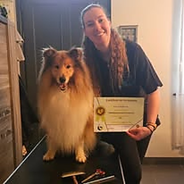 Marie avec un colley et son certificat de formation au salon Bulle d'Eau Canine