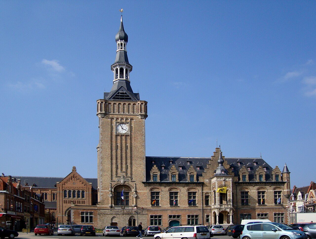 Hôtel de ville et beffroi de Bailleul, à 12 km du salon Bulle d'Eau Canine