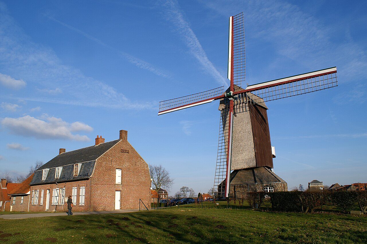 Moulin Ondankmeulen et estaminet De Vierpot à Boeschepe, à 13 km du salon Bulle d'Eau Canine