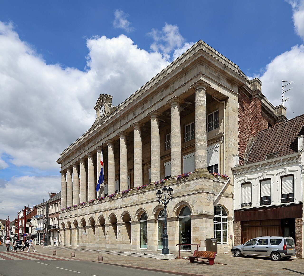 Hôtel de ville d'Hazebrouck, à 6 km du salon de toilettage Bulle d'Eau Canine