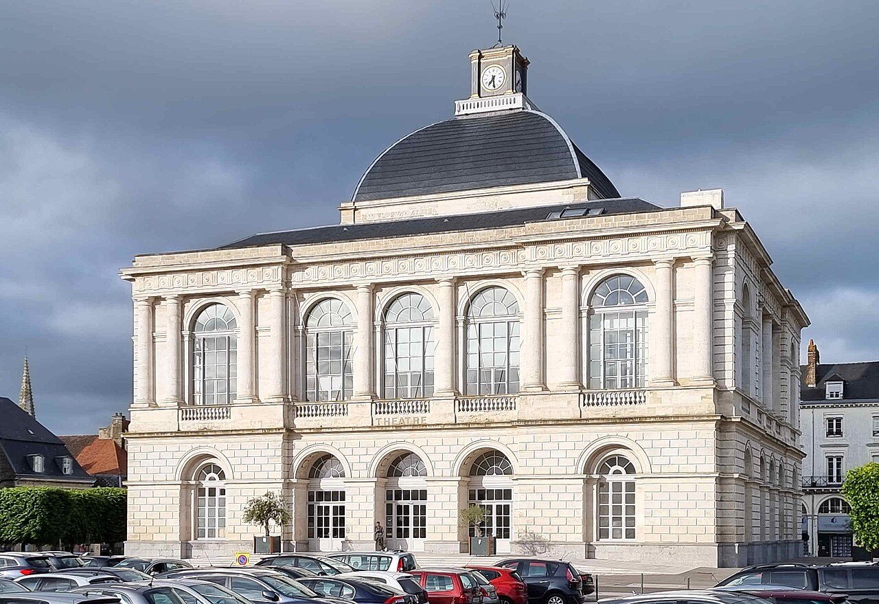 Hôtel de ville de Saint-Omer, à 30 km du salon de toilettage Bulle d'Eau Canine