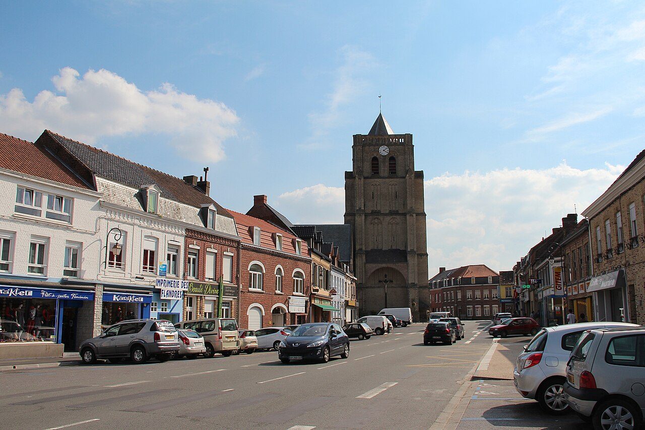 Église Saint-Martin et place du Général de Gaulle à Wormhout, à 15 km du salon Bulle d'Eau Canine